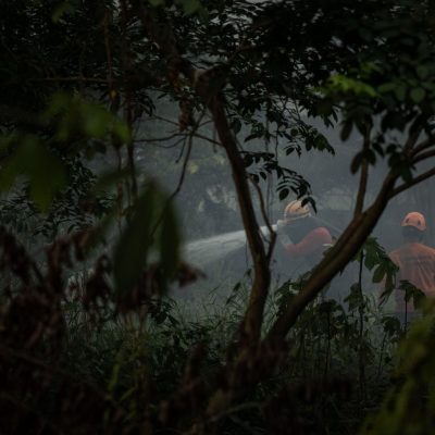 BRA0x. IRANDUBA (BRASIL), 05/09/2023 -  Bomberos y brigadistas forestales trabajan para contener un incendio y en una zona verde, entre Manaos e Iranduba, Amazonas, Brasil, el 5 de septiembre de 2023. Con la estación seca, aumenta el número de incendios en la Amazonía. EFE/ Raphael Alves